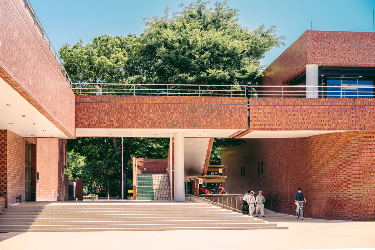 Going for lunch | A7R & Carl Zeiss Sonnar 55mm F1.8 | 1/60s f/5.6 ISO160 55mm